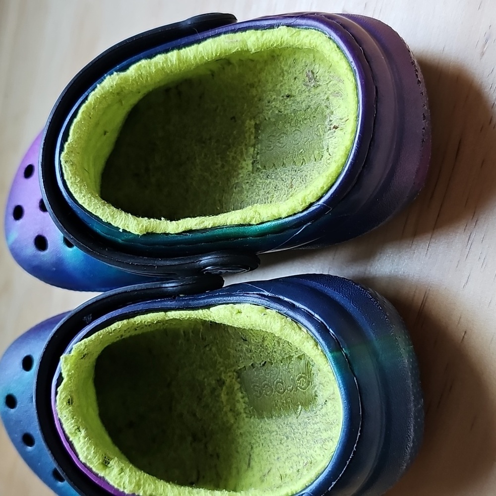 CROCS Tie Dye Fuzzy Lined Clogs - Picture 6 of 6